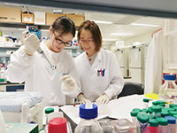 Students acquire skills of scientific research in the laboratory (Photo Credit: Wu Hangyu, Ningbo University)